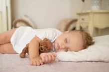 Trucos para que el bebé duerma mejor en noches calurosas