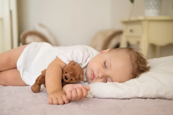 Trucos para que el bebé duerma mejor en noches calurosas