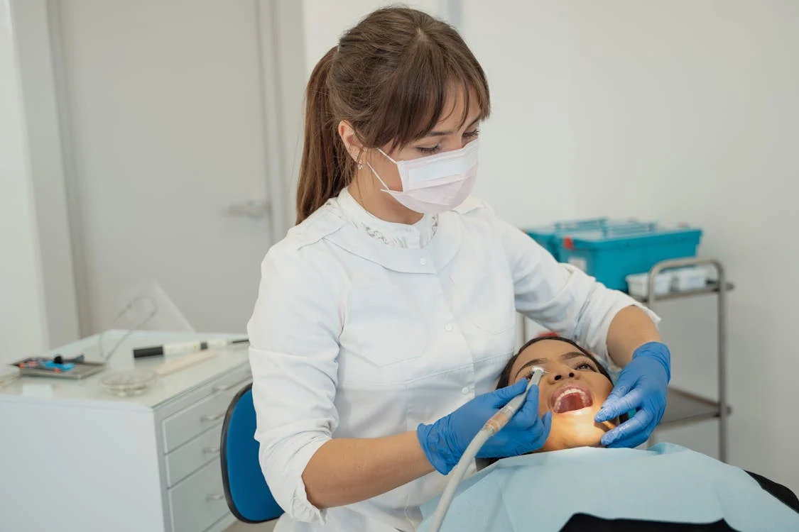 Una dentista atiende a su paciente Una dentista atiende a su paciente