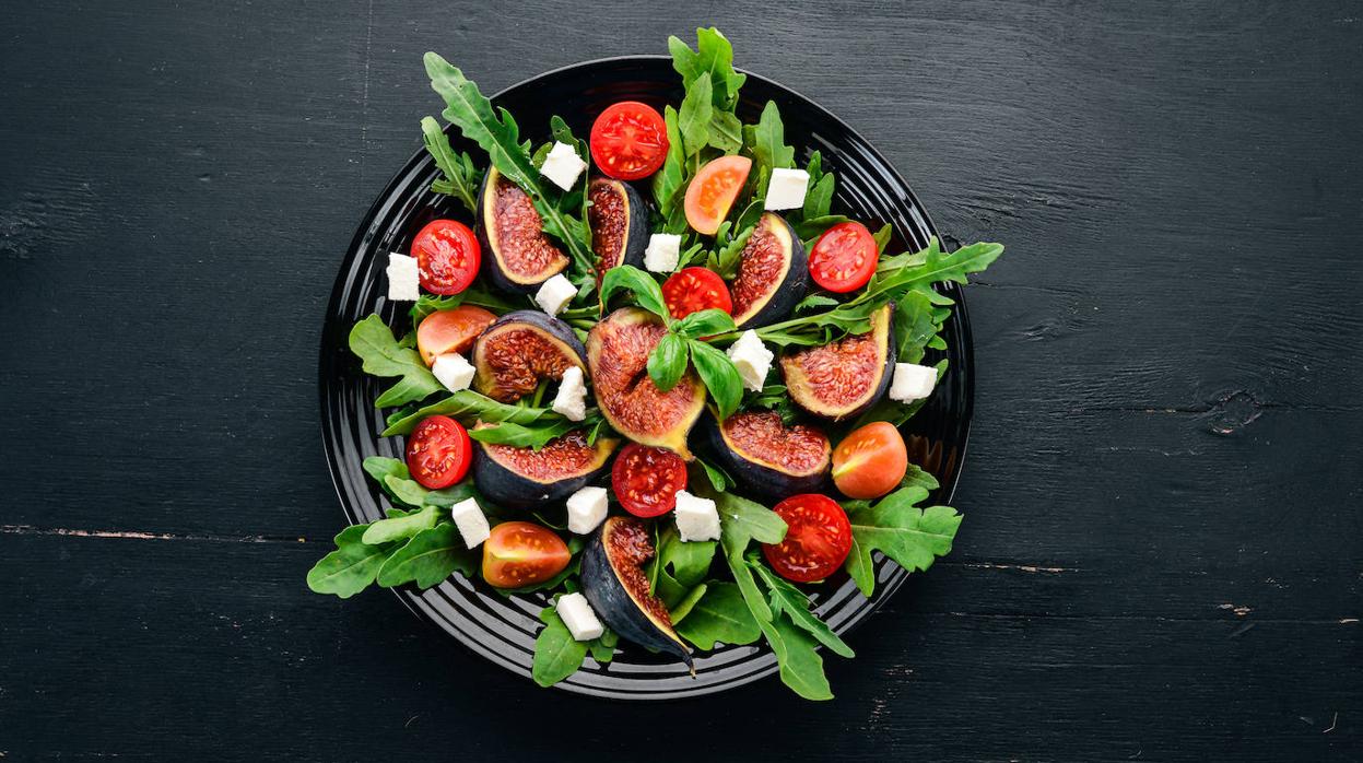 Una ensalada con higos, queso y tomate