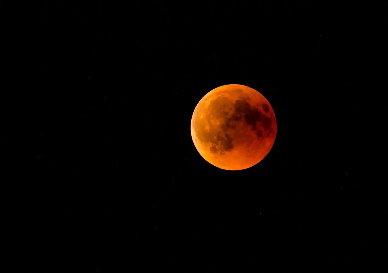 Una imagen de un eclipse lunar, con la luna roja