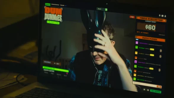 El capítulo de 'Black Mirror' titulado 'Gente corriente' aborda la idea de los desafíos en streaming a cambio de dinero