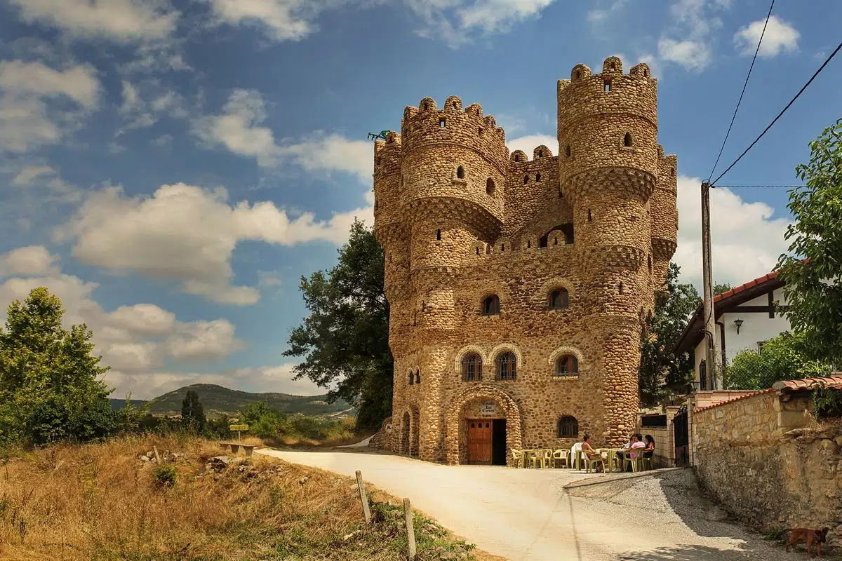 Castillo las Cuevas - Sociedad