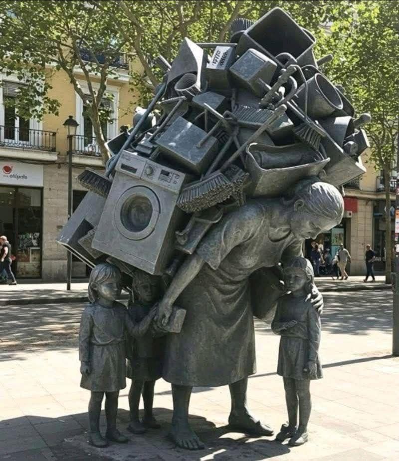 La supuesta escultura atribuida a Jaume Plensa y titulada 'El esfuerzo' o 'La carga'