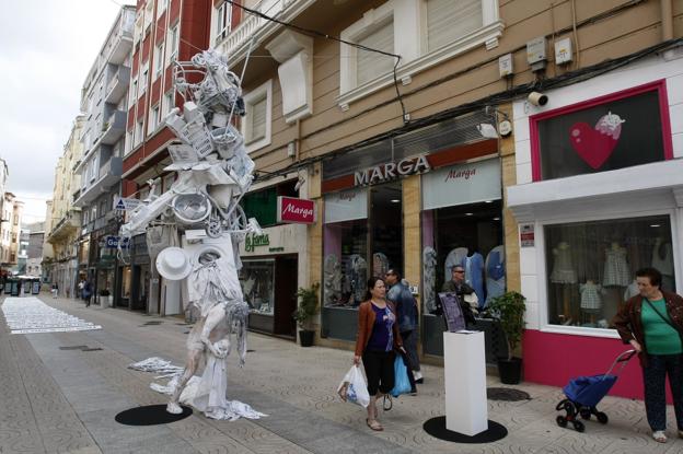 'La lavadora' es otra de las esculturas de la instalación 'Deconstrucción', de la Asociación Cultural Octubre