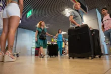 Maletas en el aeropuerto - Sociedad