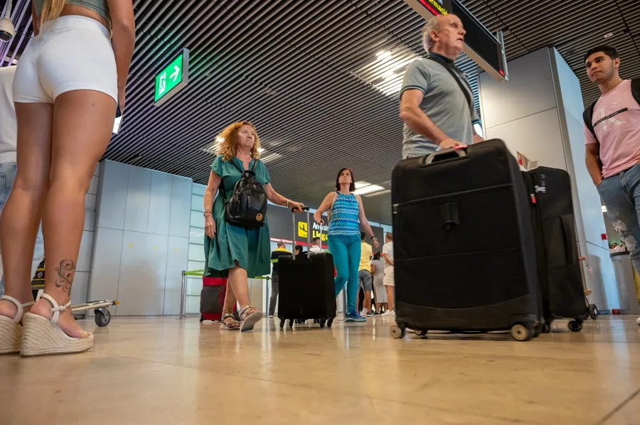 Maletas en el aeropuerto - Sociedad