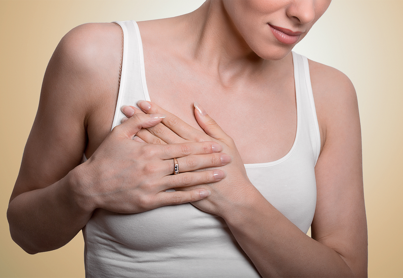 Una mujer sufre un dolor de pecho