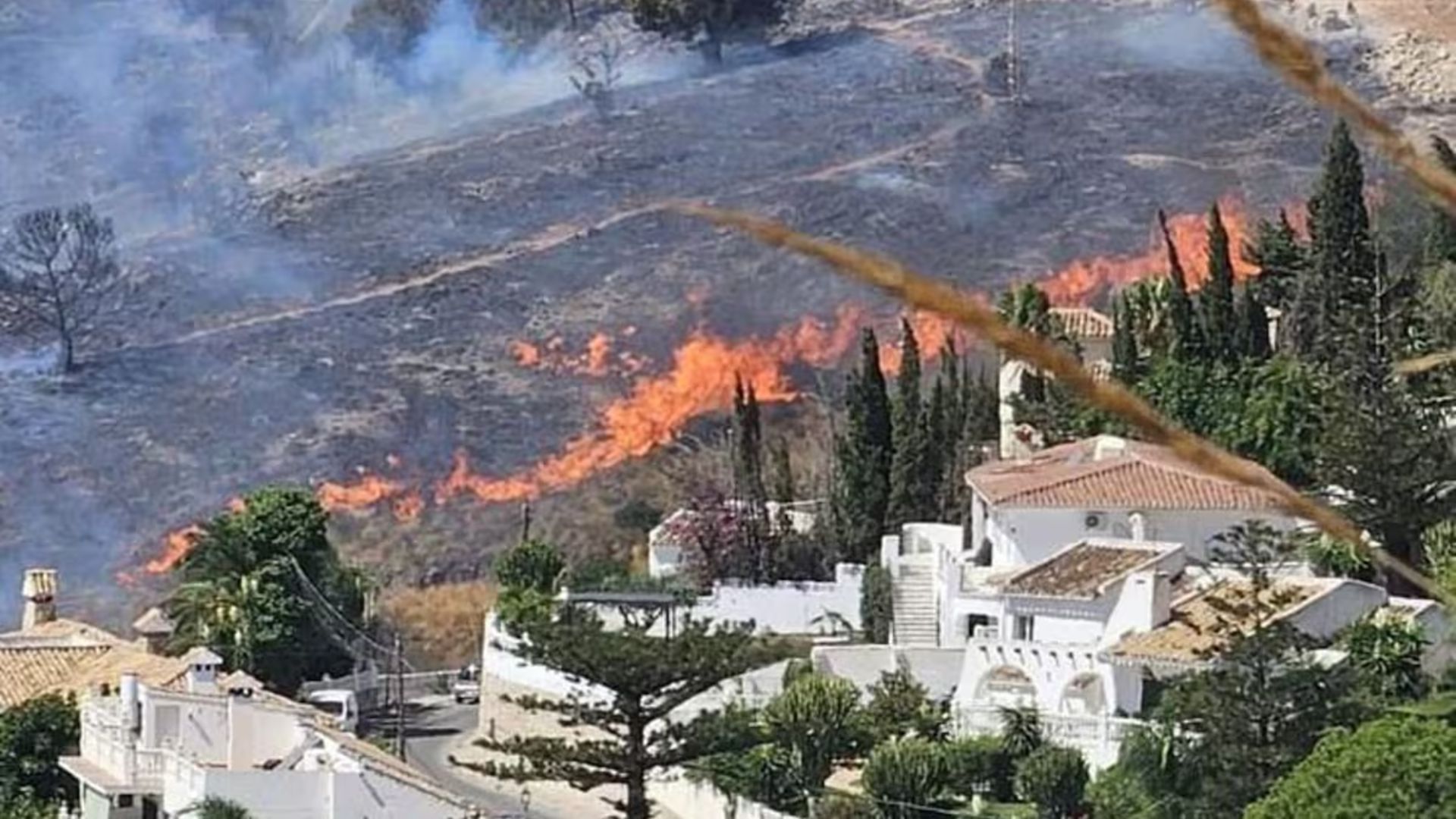 Última hora del incendio en Benalmádena: el viento complica las labores de extinción Última hora del incendio en Benalmádena: el viento complica las labores de extinción