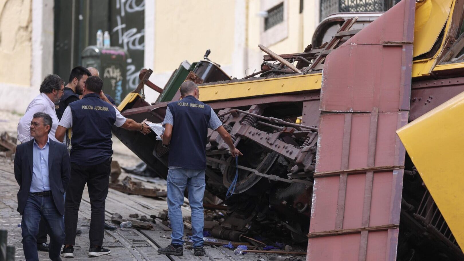 Sale a la luz lo que pasó realmente con el funicular de Lisboa que desató la tragedia Sale a la luz lo que pasó realmente con el funicular de Lisboa que desató la tragedia